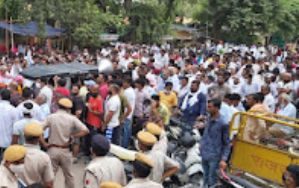 प्रशासन की गैरत जगाने के लिए जनप्रतिनिधियों किया प्रदर्शन, विधायक और उसके भांजे के खिलाफ जताया आक्रोश