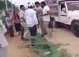 कॉन्स्टेबल की कॉलर पकड़कर भीड़ ने पीटा, VIDEO:आरोपियों को थाने से कोर्ट ले जा रहे थे पुलिसकर्मी, बीच सड़क में डीजे पर नाच रहे लोगों को हटने को कहा तो भड़क गए