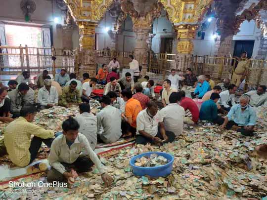 सांवलिया जी को 1 किलो सोने का बिस्किट चढ़ाया:भंडारे में पहली बार 100 डॉलर के 125 नोट भी निकले, 4 करोड़ 53 लाख 48 हजार की राशि मिली, कल भी होगी गिनती