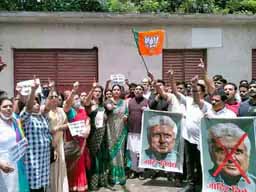 RSS की तालिबान से तुलना कर घिरे जावेद अख्तर:मुंबई में घर के सामने BJP का प्रदर्शन, भाजपा विधायक बोले- फिल्मों की स्क्रीनिंग नहीं होने देंगे