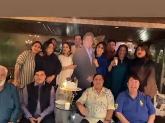 सेलिब्रेटिंग चिंटू जी:नीतू कपूर ने मनाया दिवंगत पति ऋषि कपूर का जन्मदिन, एक्टर के कटआउट के साथ काटा पसंदीदा चीजों से बना खास केक