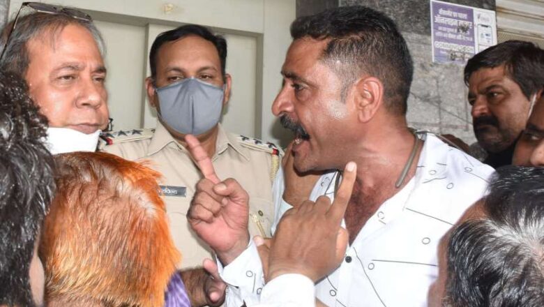 बिजली कम्पनी के कार्यालय में हंगामा