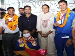 जयपुर पहुंचे पैरालिंपियन खिलाड़ियों का स्वागत:एयरपोर्ट पर खेल मंत्री अशोक चांदना रिसीव करने पहुंचे, चारों खिलाड़ियों के खाते में 10 करोड़ रुपए, शहर में प्लॉट, नौकरी और गांव में 25 बीघा जमीन मिलेगी