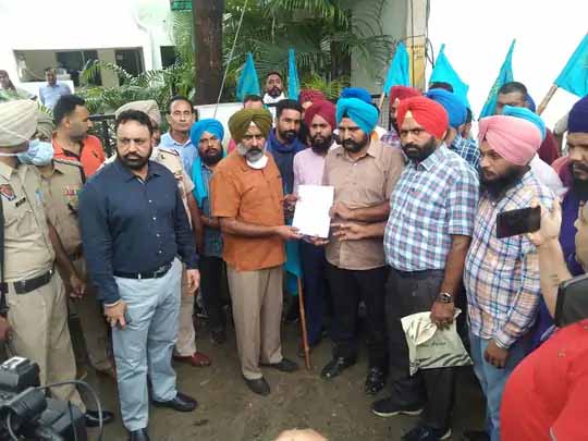 कॉन्ट्रैक्ट बस कर्मियों ने घेरे कांग्रेसी विधायकों के घर:जालंधर में परगट सिंह के घर के बाहर प्रदर्शन, मंगलवार को CM से बैठक; पंजाब में 7वें दिन भी सरकारी बसों का चक्काजाम