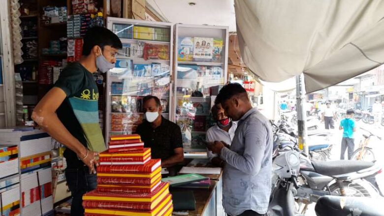 स्कूल खुलने के साथ स्टेशनरी विक्रय की उम्मीद से पुस्तक विक्रेताओं के चेहरे पर लौटी चमक