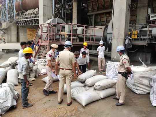 9 करोड़ का नशे का सामान जलाया:पहली बार सीमेंट फैक्ट्री के बॉयलर में नष्ट हो रही ब्राउन शुगर, गांजा, चरस और डोडा, 18 थानों की पुलिस ने 91 अलग-अलग मामलों में जब्त किया था माल