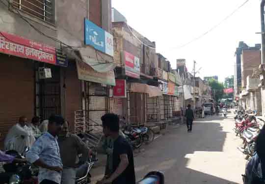 बीकानेर के नोखा में तनाव के हालात:दो पक्षों के आमने-सामने होने के बाद शहर बंद, एक पक्ष सड़कों पर उतरा; पुलिस ने संभाला मोर्चा
