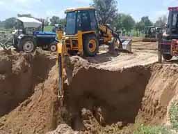 70 फीट नीचे मिट्टी में दबे 2 मजदूर:खेत में कुआं खोदते समय मिट्टी ढही, 2 JCB बुलाकर मजदूरों को निकालने के लिए शुरू हुआ रेस्क्यू ऑपरेशन