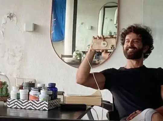 ट्रोलिंग पर ऋतिक रोशन का जवाब:घर की दीवार पर दिखी सीलन की वजह से हुई ट्रोलिंग तो ऋतिक रोशन ने दिया जवाब, ‘किराए का घर है, जल्द अपना घर ले रहा हूं’
