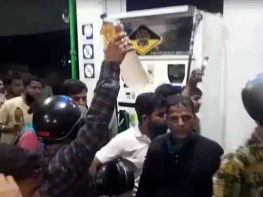 पेट्रोल पंप के टैंक में घुसा सीवरेज का पानी:पेट्रोल में मिला एथेनॉल पानी में बदला, लोगों की बाइक खराब होने लगी तो हुआ खुलासा; जानें क्या है पूरा मामला