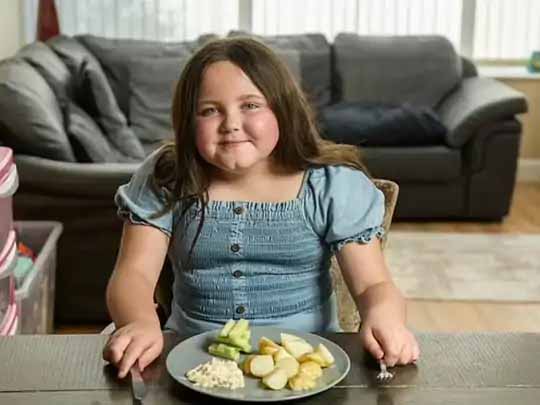 प्रोटीन को न पचा पाने की बीमारी:8 साल की लिली का जीवन सिर्फ फलों और सब्जियों के सहारे, जन्मजात दुर्लभ बीमारी के कारण प्रोटीन लेने की मनाही; यह ब्रेन डैमेज कर सकता है