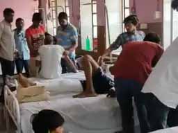 फूड पॉइजनिंग से 100 लोगों की हालत बिगड़ी:चूरू में निकाह की दावत में दही बड़ा-मटर पनीर खाने से बाराती-घराती बीमार; बेड कम पड़ने पर जमीन पर लेटाकर किया इलाज