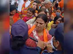 जयपुर में पुलिस से भिड़ीं बीजेपी की कार्यकर्ता:विधानसभा का घेराव करने जाते वक्त कार्यकर्ताओं की झड़प, सड़क पर गिरीं, चोटें खाईं; पुलिस का इंस्पेक्टर भी हुआ घायल