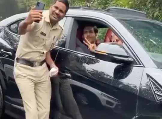 कार्तिक आर्यन का वीडियो वायरल:पंचगनी में शूटिंग कर रहे कार्तिक आर्यन कार ड्राइव करते हुए रास्ता भूले, पुलिस वाले ने मदद करने से पहले खींची सेल्फी