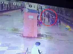 दरिंदे पिता की करतूत कैमरे में कैद:नवी मुंबई में दूसरी पत्नी से झगड़े के बाद पिता ने पहली पत्नी के बेटे को पटक-पटककर मार डाला
