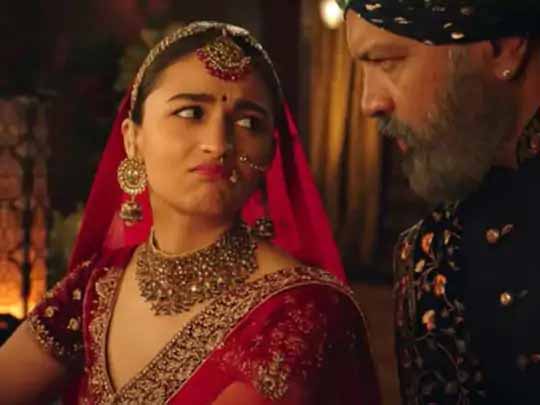 एड पर कंट्रोवर्सी:​​​​​​​आलिया भट्ट के समर्थन में उतरे को-स्टार बिजय आनंद, बोले- ‘उन्हें उस बात के लिए ट्रोल किया जा रहा है जो डायरेक्टर ने उनसे करने कहा था’