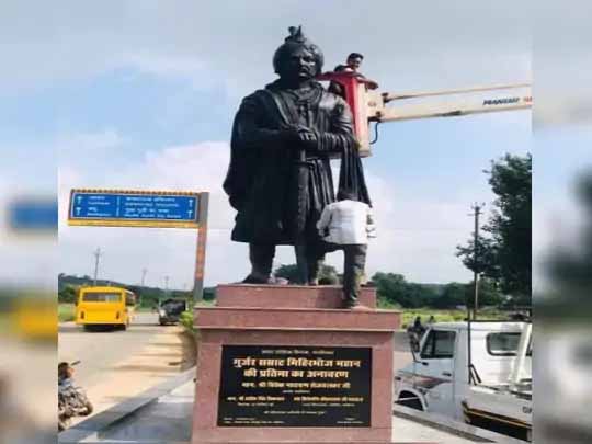 सम्राट मिहिर भोज की जाति पर विवाद:मुरैना में एक वर्ग ने उन्हें क्षत्रिय तो दूसरे ने गुर्जर कहकर झगड़ा किया, बसों पर पथराव; 3 दिन स्कूल-कॉलेज बंद