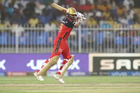 कोहली ने शार्दूल ठाकुर की गेंद को स्टैंड की छत पर पहुंचाया; RCB की हार की दो साल पुरानी फोटो वायरल