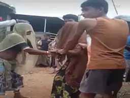 वैक्सीन से डर का VIDEO:महिला को डर था कि कोरोना के टीके से मौत हो जाएगी, नर्स को देख घर से भागी; परिवारवालों ने जबरन लगवाई वैक्सीन