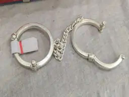 सांवलिया सेठ को चढ़ाई चांदी की हथकड़ी:जेल जाने से बच गया तो चला आया सांवलियाजी की शरण में, 226 ग्राम चांदी से बनी हथकड़ी भेंट कर लिया आशीर्वाद