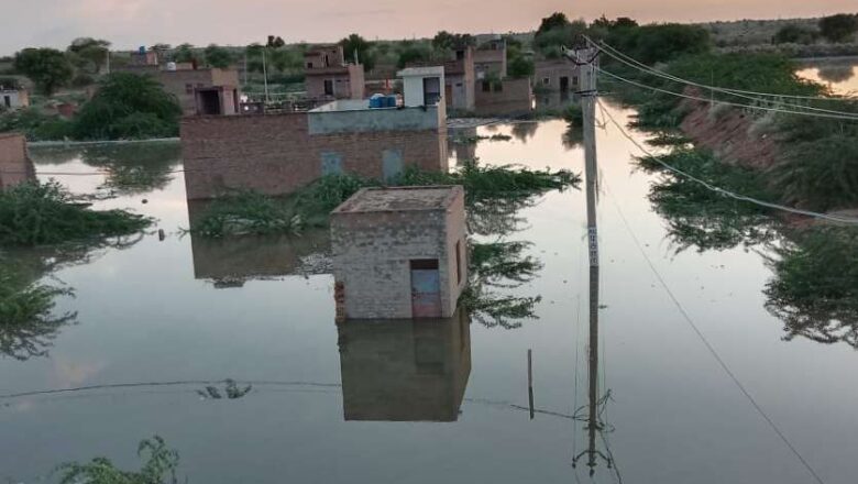 खुदखुदा डेरे के पास गंदे नाले की पाल टूटी, कई मकान पानी से घिरे
