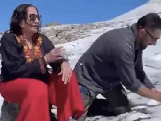 मां प्रकाश कौर के साथ बर्फ से खेलते नजर आए सनी देओल, माधुरी दीक्षित की पहली वेब सीरीज ‘फाइंडिंग अनामिका’ का फर्स्ट लुक आउट