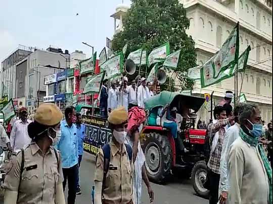 किसान-मजदूर संगठनों ने जयपुर में रैली निकालकर बाजार कराए बन्द:परकोटे में ट्रैक्टर रैली के साथ निकला मार्च, कांग्रेस ने भी दिया भारत बन्द को समर्थन, राजस्थान में बन्द का मिला जुला असर