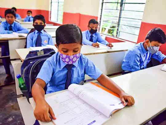 राजस्थान में 1 से 5वीं तक के स्कूल खुले:ऑड-ईवन फॉर्मूले पर पहले दिन चुनिंदा स्टूडेंट ही पहुंचे स्कूल, कोरोना से बचाव के लिए सप्ताह में दो बार होंगे सेफ्टी सेमिनार