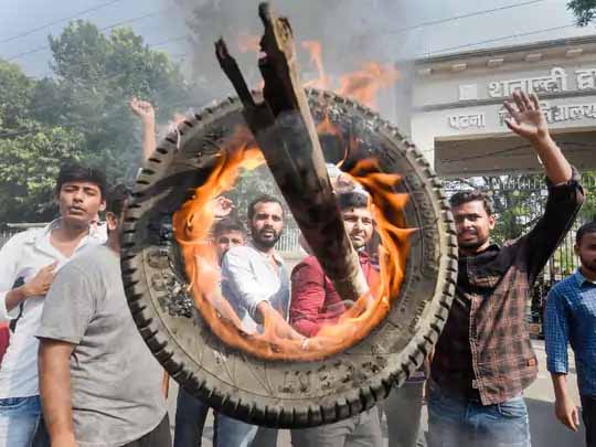 प्रदर्शन के दौरान एक किसान की मौत:दिल्ली-सिंघु बॉर्डर पर एक किसान की दिल का दौरा पड़ने से गई जान; आज किसानों ने भारत बंद बुलाया है