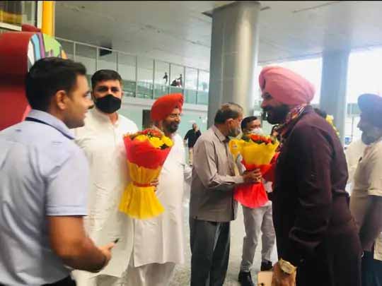 सिद्धू को मनाने में जुटे हरीश चौधरी
