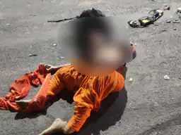 तेज रफ्तार कैंपर&nbsp;ने मारी टक्कर, बाइक से उछलकर दूर गिरे, पति-पत्नी की मौके पर मौत, बच्चे ने अस्पताल में दम तोड़ा