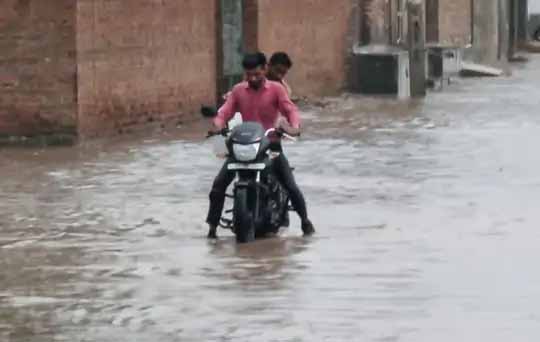 मानसून के दूसरे दौर में भी कम बारिश:बीकानेर सहित पश्चिमी राजस्थान में बादल बरसे, लेकिन किसान की जमीन अब भी पानी को तरसे, दस में से सात जिलों में कम है बारिश