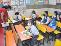 17 महीने बाद खुले स्कूल:UP में पहली से 5वीं, राजस्थान-दिल्ली में 9वीं से 12वीं और MP में 6वीं से 12वीं तक खुले स्कूल, कोविड प्रोटोकॉल का सख्ती से पालन