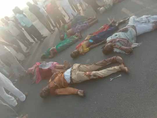 12 लोगों की मौत का आंखों देखा मंजर:सीट के नीचे फंसे थे बच्चे, एक के ऊपर एक पड़ी थी लाशें, पहले लगा छोटा एक्सीडेंट है, जब सड़क पर लाशें बिछने लगी तो हाथ-पैर फूल गए
