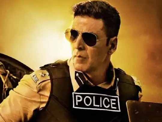 सूर्यवंशी:अक्षय कुमार की पोस्ट पर IPS आर के विज ने ली चुटकी, बोले- इंस्पेक्टर साहेब बैठे हैं और एस पी साहब खड़े, ऐसे नही होता है जनाब