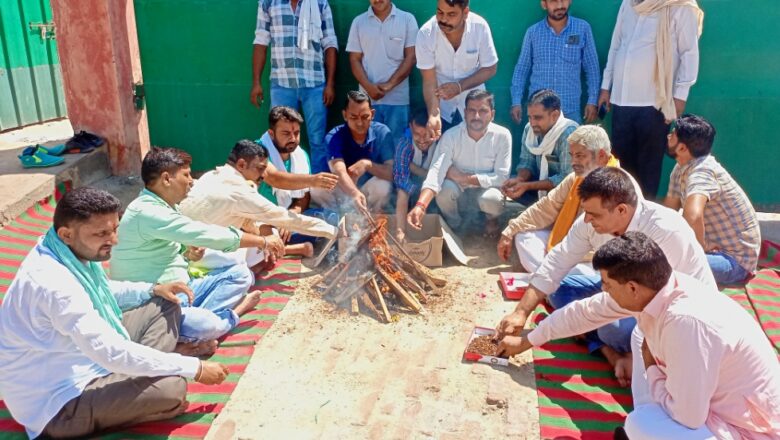 शराब ठेकेदारों ने सरकार की सद्बुद्धि के लिए किया यज्ञ