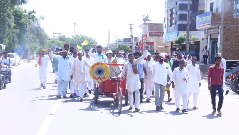 धान की सरकारी खरीद की मांग, जिला कलक्ट्रेट पर प्रदर्शन