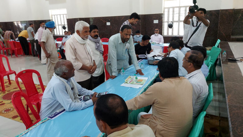 प्री-शिविर में वितरित किए पट्टे के आवेदनों के फार्म