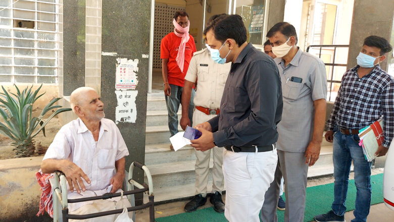 वृद्धाश्रम में रह रहा 88 वर्षीय बुजुर्ग पीड़ा लेकर पहुंचा कलक्ट्रेट