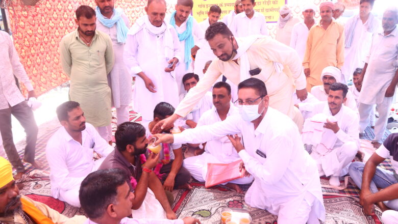 अधिकारियों ने अतिक्रमण हटाने का दिया आश्वासन, विधायक ने ज्यूस पिला तुड़वाया अनशन