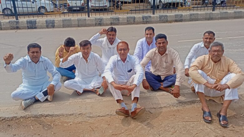 खेजड़ी का पेड़ काटा, लोगों ने अस्पताल के सामन लगाया धरना