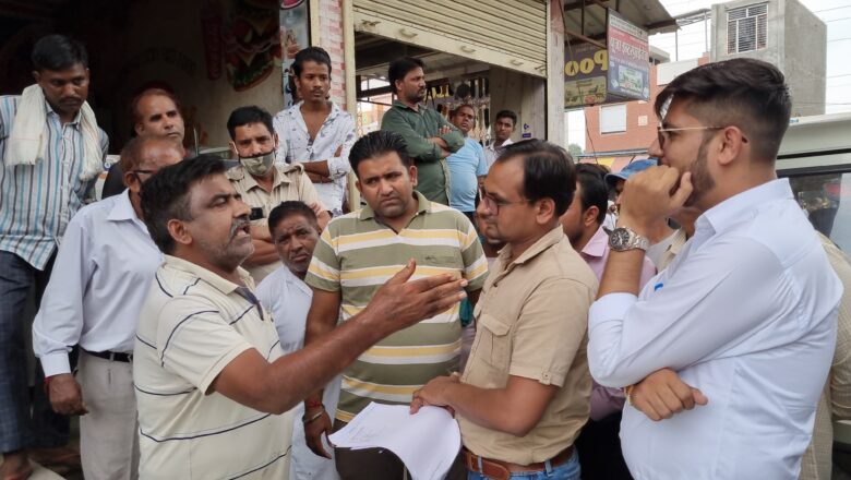 होटल कुर्क करने पहुंचे अधिकारी, मालिक ने किया हंगामा