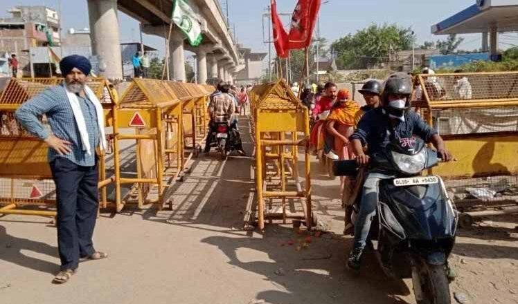 किसानों और दिल्ली पुलिस में सहमति के बाद टीकरी बॉर्डर से खुला रास्ता, आने-जाने के लिए मिलेगी पांच फुट जगह