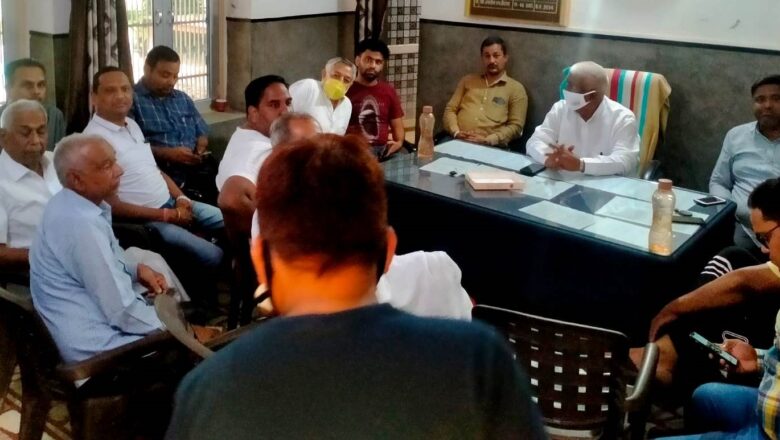व्यापार मंडल कार्यलय के बंद पड़े ताले खुले