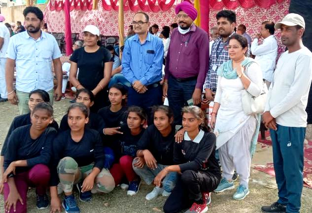 हैंडबाल के 17 वर्षीय बालिका वर्ग में टीम विजेता