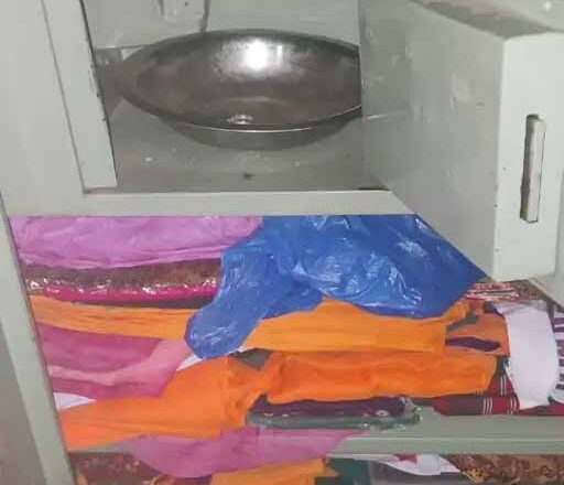 परिवार बाहर सोता रहा, अंदर कमरे से 10 लाख के जेवर और कैश ले गए, सरपंच बोले- 50 साल में पहली वारदात
