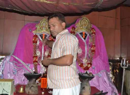 यहां माता को पिलाते हैं ढाई प्याला शराब