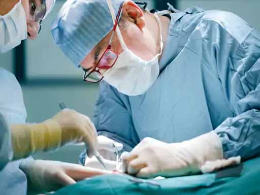 कैंसर से जूझ रहे हर 7 में से एक इंसान की सर्जरी टली