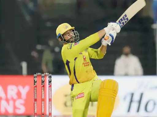 धोनी ने छक्के से CSK को दिलाई जीत:पत्नी साक्षी और बेटी जीवा जश्न में डूबे;प्लेऑफ में पहुंचने वाली पहली टीम