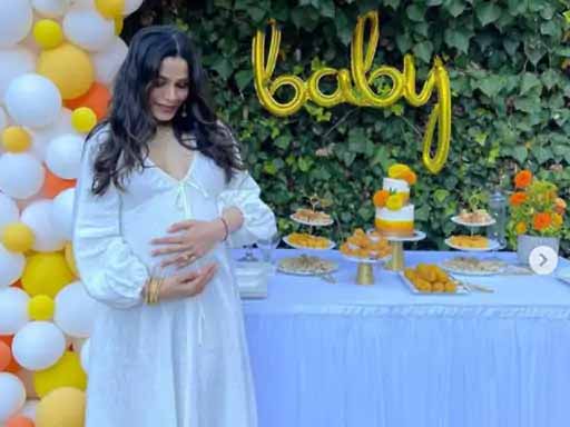 ‘स्लमडॉग मिलेनियर’ फेम फ्रीडा पिंटो ने करीबी दोस्तों के साथ सेलिब्रेट किया गोद भराई का फंक्शन